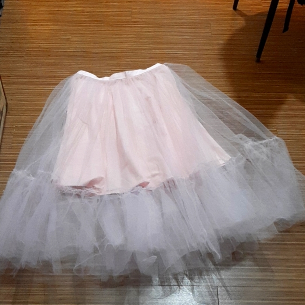 Gently used tulle mid length skirt.